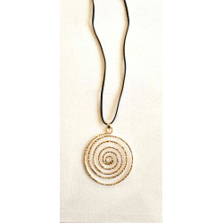 Altın Rengi Spiral Kolye – Siyah Kordonlu Geometrik Statement Kolye