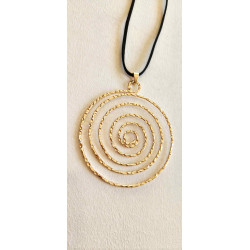 Altın Rengi Spiral Kolye – Siyah Kordonlu Geometrik Statement Kolye