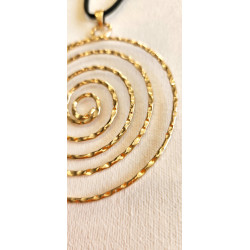 Altın Rengi Spiral Kolye – Siyah Kordonlu Geometrik Statement Kolye